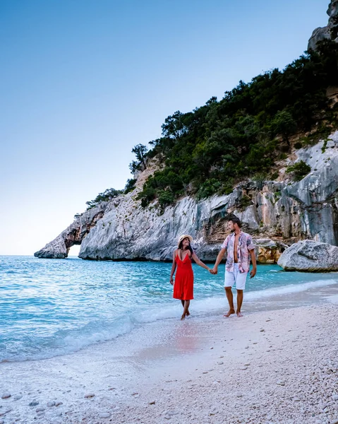 Cerdeña Costa de Orosei Italia, hombres y mujeres, pareja de jóvenes adultos de vacaciones en la isla de Cerdeña en un viaje en barco a todas las playas de guijarros blancos algunas de las playas más bellas de Europa — Foto de Stock