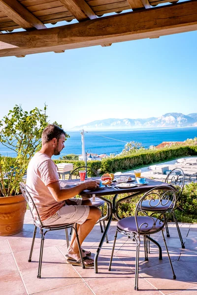 Cerdeña Costa de Orosei Italia, desayuno con vistas al océano de Cerdeña Italia — Foto de Stock