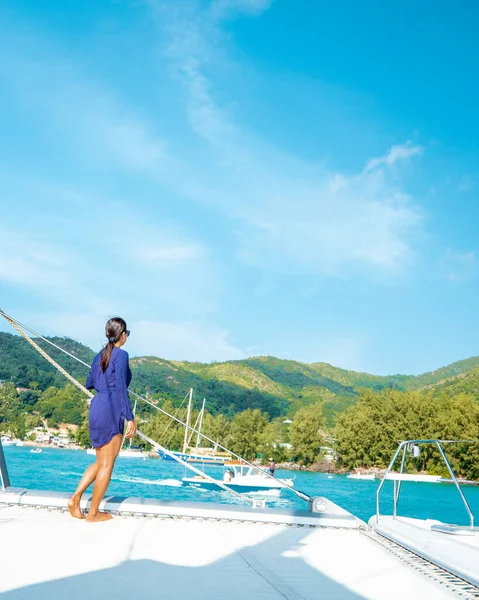 Seychelles, jóvenes de vacaciones con velero en la isla tropical de Seychelles —  Fotos de Stock