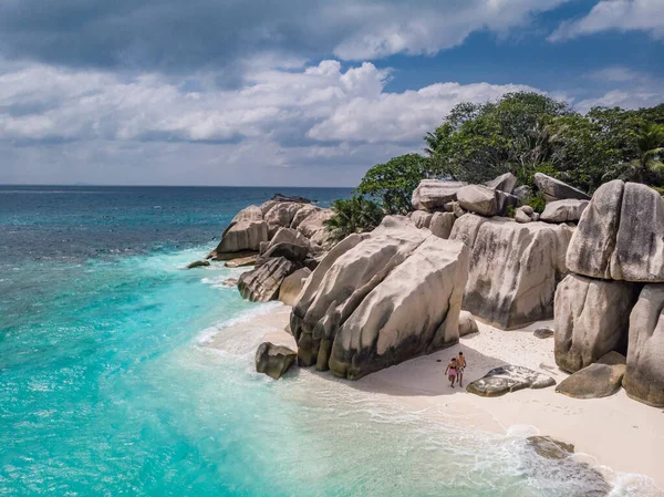 Île tropicale des Seychelles, Jeunes femmes et hommes sur la plage de sable blanc pendant les vacances Mahe Seychelles, Praslin Seychelles — Photo