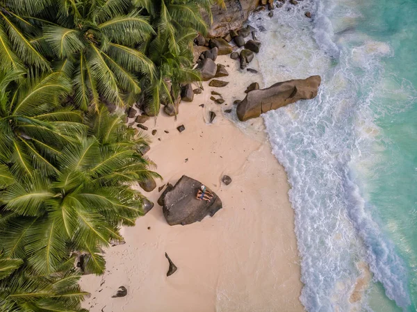 Seychelles tropical Island, Young woman and men on the white beach during Holiday vacation Mahe Seychelles, Praslin Seychelles — ストック写真