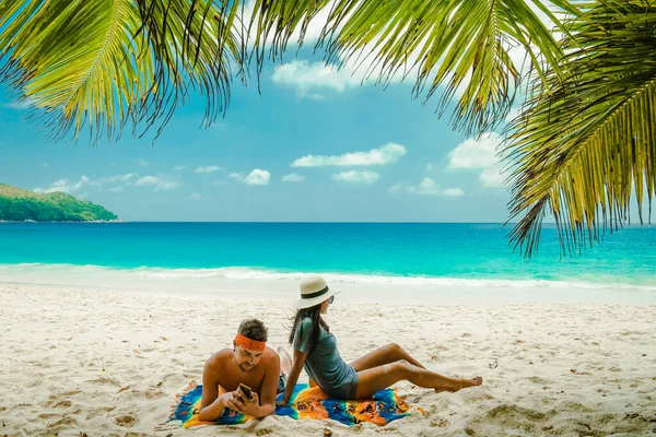 Seychelles isola tropicale, Giovani donne e uomini sulla spiaggia bianca durante le vacanze Mahe Seychelles, Praslin Seychelles — Foto Stock