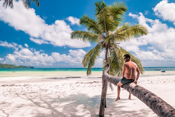 Seychelles tropical Island, Young man on the white beach during Holiday vacation Mahe Seychelles, Praslin Seychelles — ストック写真
