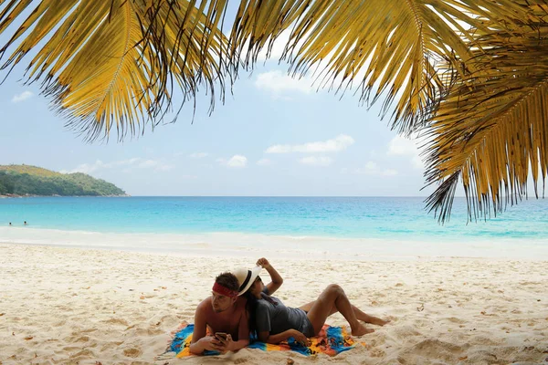 Seychelles tropical Island, Jovem mulher e homens na praia branca durante as férias Mahe Seychelles, Praslin Seychelles — Fotografia de Stock
