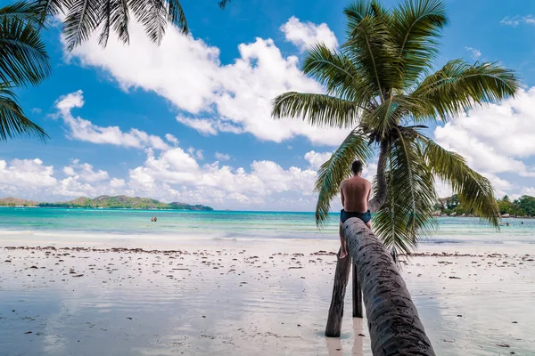 Seychelles tropical Island, Young man on the white beach during Holiday vacation Mahe Seychelles, Praslin Seychelles — Zdjęcie stockowe