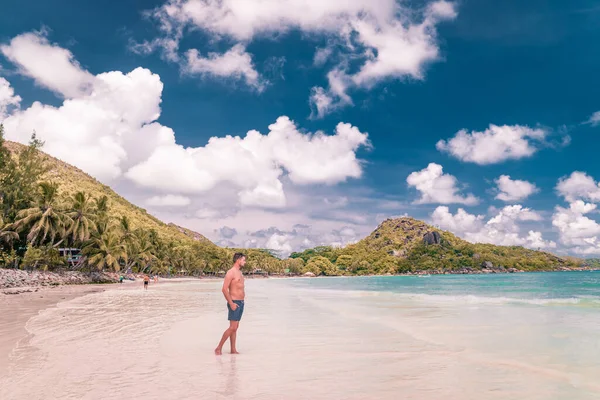 Seychelles tropical Island, Young man on the white beach during Holiday vacation Mahe Seychelles, Praslin Seychelles — Stock Photo, Image