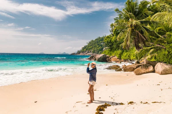 Seychelles tropical Island, Young woman on the white beach during Holiday vacation Mahe Seychelles, Praslin Seychelles — Stock fotografie