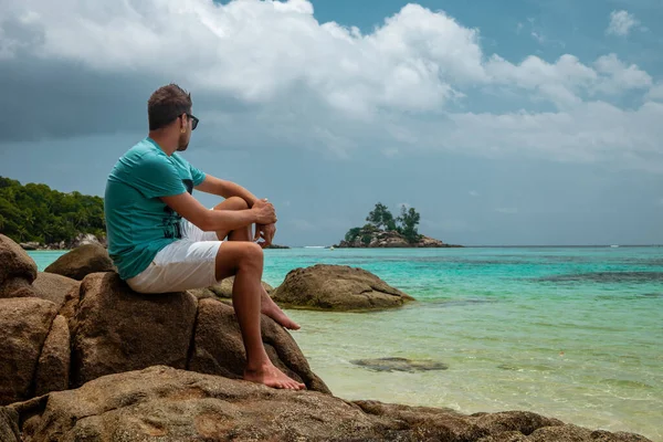 Seychelles tropical Island, Young man on the white beach during Holiday vacation Mahe Seychelles, Praslin Seychelles — Stock fotografie