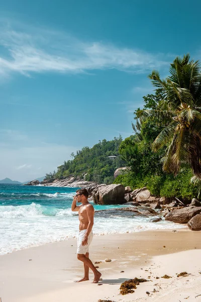 Seychelles isola tropicale, Giovane sulla spiaggia bianca durante le vacanze Mahe Seychelles, Praslin Seychelles — Foto Stock
