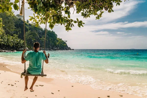 Seychelles tropical Island, Jovem na praia branca durante as férias Mahe Seychelles, Praslin Seychelles — Fotografia de Stock