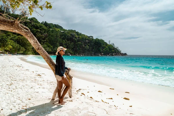 Seychelles tropical Island, Young woman on the white beach during Holiday vacation Mahe Seychelles, Praslin Seychelles — ストック写真