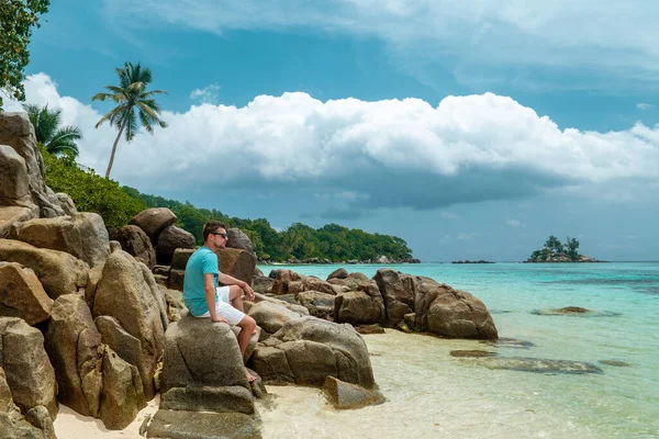 Seychelles tropical Island, Young man on the white beach during Holiday vacation Mahe Seychelles, Praslin Seychelles — Stockfoto