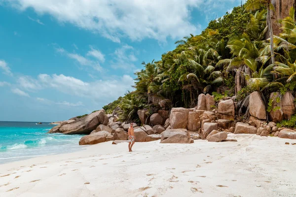 Seychelles isola tropicale, Giovane sulla spiaggia bianca durante le vacanze Mahe Seychelles, Praslin Seychelles — Foto Stock