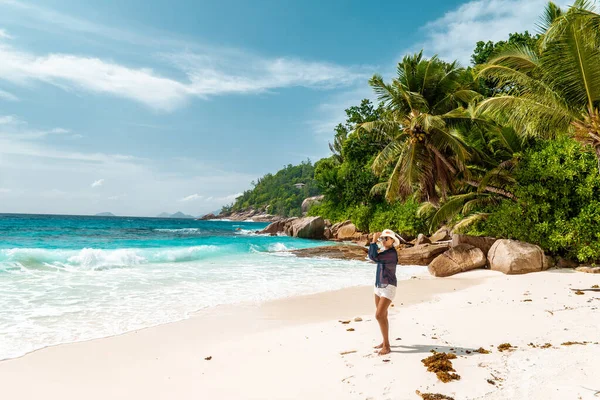 Seychelles tropical Island, Young woman on the white beach during Holiday vacation Mahe Seychelles, Praslin Seychelles — Stockfoto