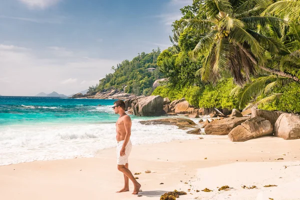 Seychelles tropical Island, Young man on the white beach during Holiday vacation Mahe Seychelles, Praslin Seychelles — Stock Photo, Image