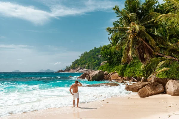 Seychelles tropical Island, Hombre joven en la playa blanca durante las vacaciones de vacaciones Mahe Seychelles, Praslin Seychelles — Foto de Stock