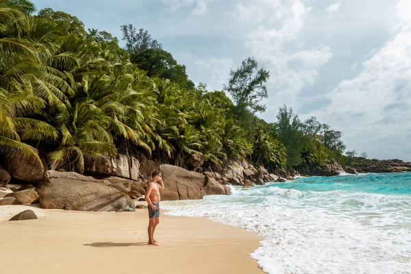 Seychelles tropical Island, Young man on the white beach during Holiday vacation Mahe Seychelles, Praslin Seychelles — Zdjęcie stockowe