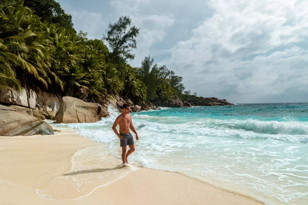Seychelles tropical Island, Young man on the white beach during Holiday vacation Mahe Seychelles, Praslin Seychelles — Stock fotografie