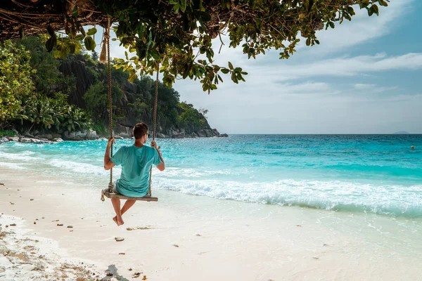 Seychelles tropical Island, Young man on the white beach during Holiday vacation Mahe Seychelles, Praslin Seychelles — 图库照片