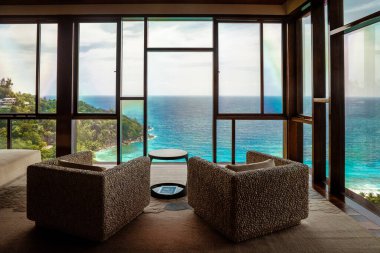 Mahe Seyşeller, La Digue tropikal adasındaki Four Season tatil köyünde sandalyeli lüks yüzme havuzu.
