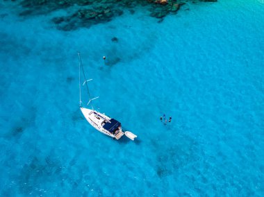 La Digue Seyşeller, Neer Mahe ve Praslin 'in mavi okyanusunda yelkenli.