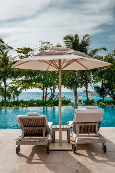 Mahe Seychelles, piscina de luxo com cadeiras no resort Four Season nas montanhas La Digue tropical Island — Fotografia de Stock