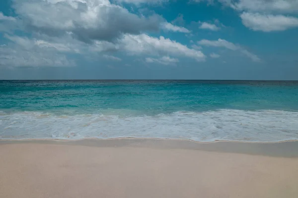 Playa tropical Seychelkles, playa blanca con palmera en Praslin Seychelles —  Fotos de Stock