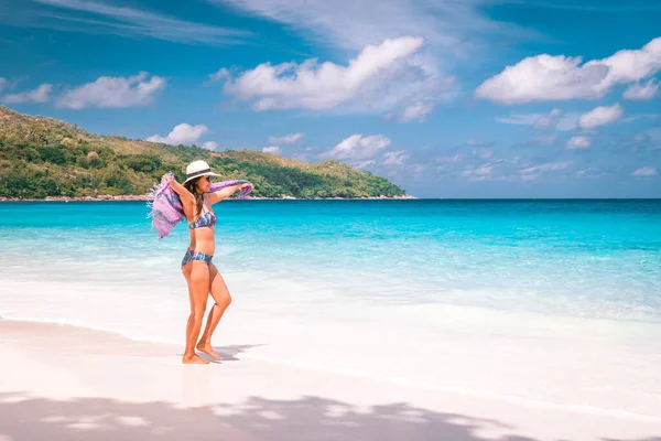 Тропический пляж Сейшельские острова, белый пляж с пальмой на Сейшельских островах Праслин, женщина гуляет по пляжу — стоковое фото