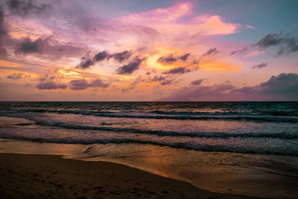 Tropisch strand Seychelkles, wit strand met palmbomen bij Praslin Seychellen — Stockfoto