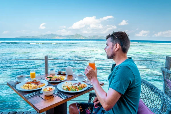 Snídaně na pláži u bazénu s výhledem na oceán La Digeu Seychely — Stock fotografie