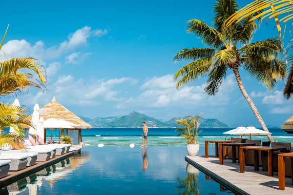 Mahe Seychellen, luxe zwembad met stoelen in het Four Season resort in de bergen La Digue tropisch eiland — Stockfoto