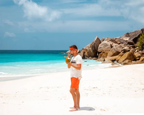 La Digue Seychellerna, ung man i avslappnade kläder på stranden vid Anse Source Dargent, La Digue Seychellerna, nära Praslin och Mahe Island — Stockfoto