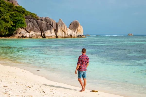 La Digue Seychelles，在Praslin和Mahe岛附近的Anse Source dargent 、 La Digue Seychelles海滩上穿着休闲装的年轻人 — 图库照片