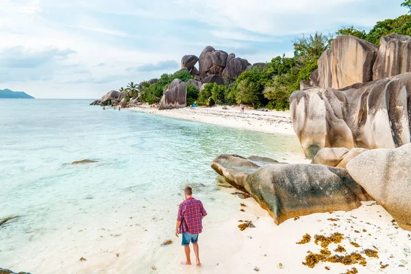 La Digue Seychelles, νεαρός άνδρας με καθημερινά ρούχα στην παραλία στο Anse Source dargent, La Digue Seychelles, κοντά στο Praslin και το νησί Mahe — Φωτογραφία Αρχείου