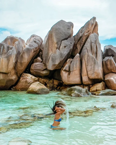 La Digue Seychellen, junge Frau in Freizeitkleidung am Strand von Anse Source dargent, La Digue Seychellen, in der Nähe von Praslin und Mahe Island — Stockfoto