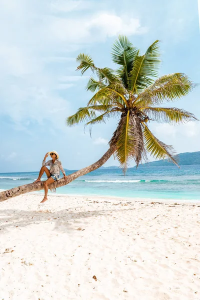 La Digue Seychelles, jeune femme en tenue décontractée sur la plage d'Anse Source dArgent, LA Digue Seychelles, près de Praslin et Mahe Island — Photo