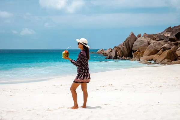 La Digue Seychelles, joven vestida con ropa casual en la playa de Anse Source dArgent, LA Digue Seychelles, cerca de Praslin y Mahe Island — Foto de Stock