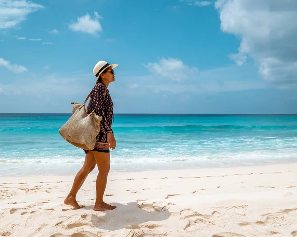 La Digue Seychelles, giovane donna in abiti casual sulla spiaggia di Anse Source dArgent, LA Digue Seychelles, vicino a Praslin e Mahe Island — Foto Stock