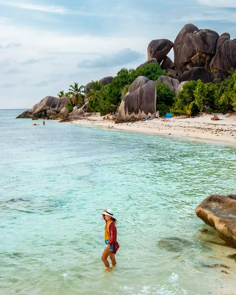 La Digue Seychellen, jonge vrouw in casual kleding op het strand bij Anse Source dargent, La Digue Seychellen, in de buurt van Praslin en Mahe Island — Stockfoto