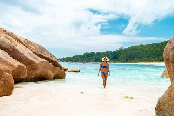 La Digue Seychellen, jonge vrouw in casual kleding op het strand bij Anse Source dargent, La Digue Seychellen, in de buurt van Praslin en Mahe Island — Stockfoto