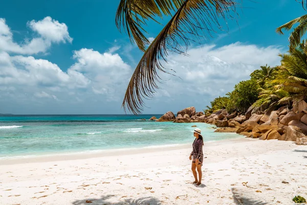 La Digue Seychellen, junge Frau in Freizeitkleidung am Strand von Anse Source dargent, La Digue Seychellen, in der Nähe von Praslin und Mahe Island — Stockfoto