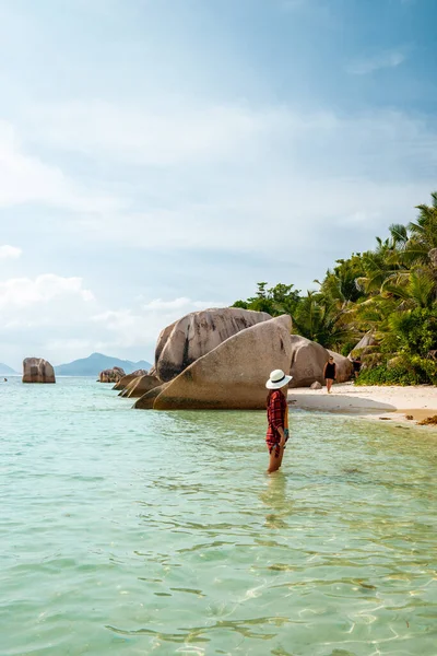 La Digue Seychellen, jonge vrouw in casual kleding op het strand bij Anse Source dargent, La Digue Seychellen, in de buurt van Praslin en Mahe Island — Stockfoto