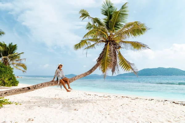 La digue Seychelles, 해변에서 평범 한 옷을 입은 젊은 여성 anse 출처 dargent, La digue Seychelles, near praslin and Mahe island — 스톡 사진