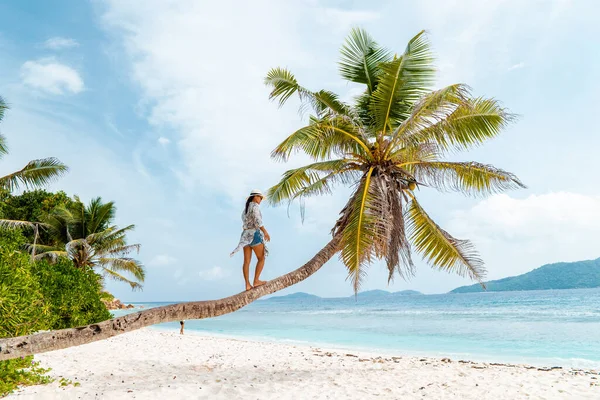 La Digue Seszele, młoda kobieta w luźnych ubraniach na plaży w Anse Source dargent, La Digue Seszele, w pobliżu Praslin i Mahe Island — Zdjęcie stockowe