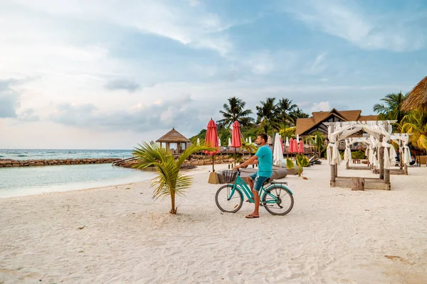 Praslin Seychelles, giovani sulla spiaggia tropicale con palma, uomo bianco sulla spiaggia a piedi Seychelles Island, uomini abbronzanti in vacanza tropicale — Foto Stock