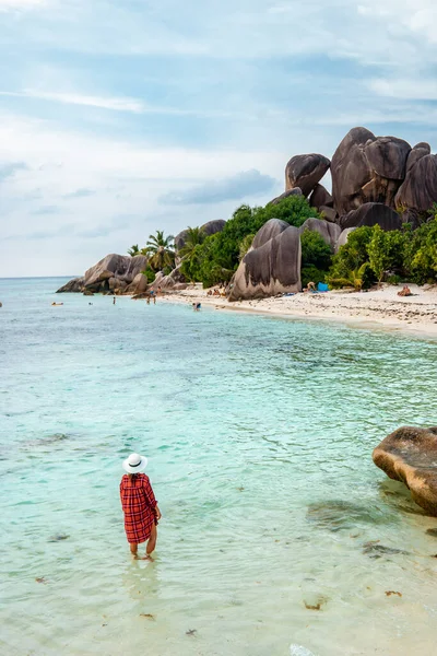 La Digue Seychelles, giovane donna in abiti casual sulla spiaggia di Anse Source dArgent, LA Digue Seychelles, vicino a Praslin e Mahe Island — Foto Stock