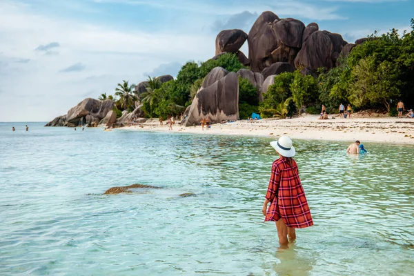 La Digue Seychellen, junge Frau in Freizeitkleidung am Strand von Anse Source dargent, La Digue Seychellen, in der Nähe von Praslin und Mahe Island — Stockfoto