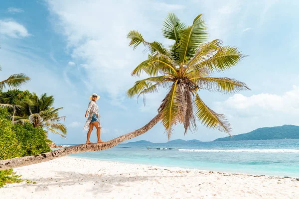 La Digue Seychellen, jonge vrouw in casual kleding op het strand bij Anse Source dargent, La Digue Seychellen, in de buurt van Praslin en Mahe Island — Stockfoto