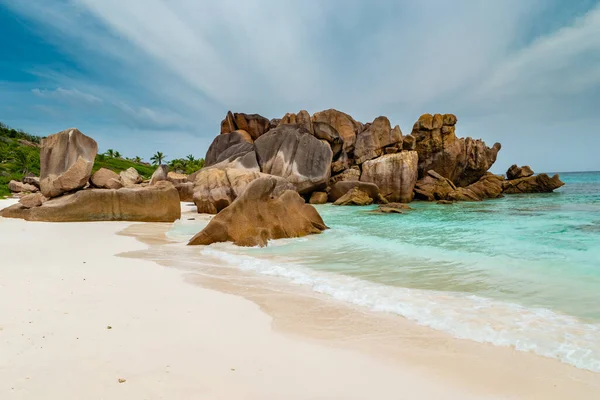 Praslin Seychelles, isla tropical de playa con palmeras Seychelles Praslin — Foto de Stock