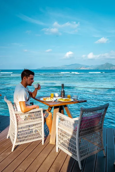 Männer beim Frühstück Ozean vor Seychellen, Männer Ozeanfrant am Tisch sitzend Brekafast Seychellen — Stockfoto